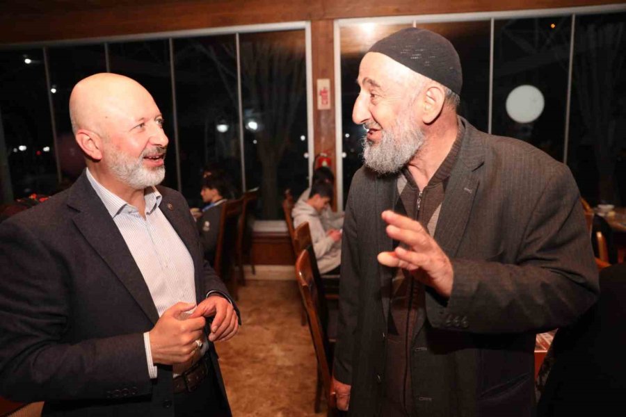 Çolakbayrakdar Çifti, İftarı Depremzede Öğrenciler Ve Aileleriyle Açtı