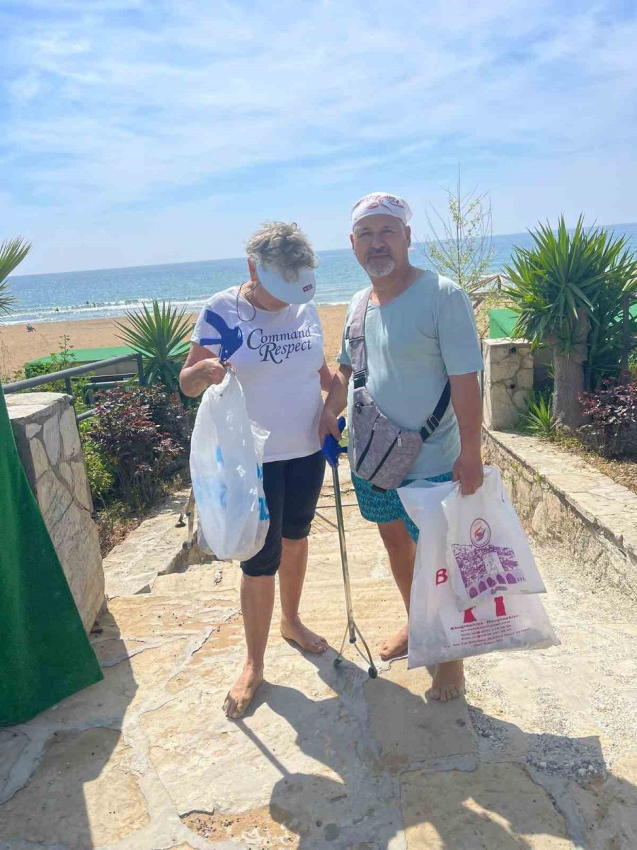 Türk Ve Alman Çift Her Gün Alanya Sahillerindeki Çöpleri Topluyor