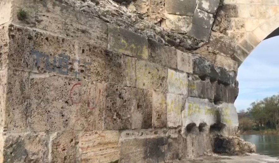 Tarihi Köprüde Çirkin Görüntü