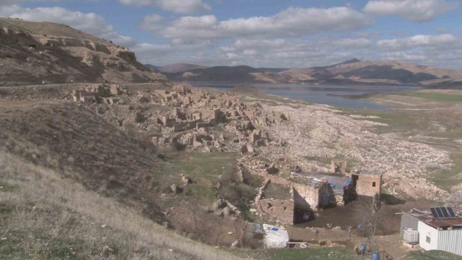 Baraj Kıyısındaki Köy, Sular Çekilince Ortaya Çıktı