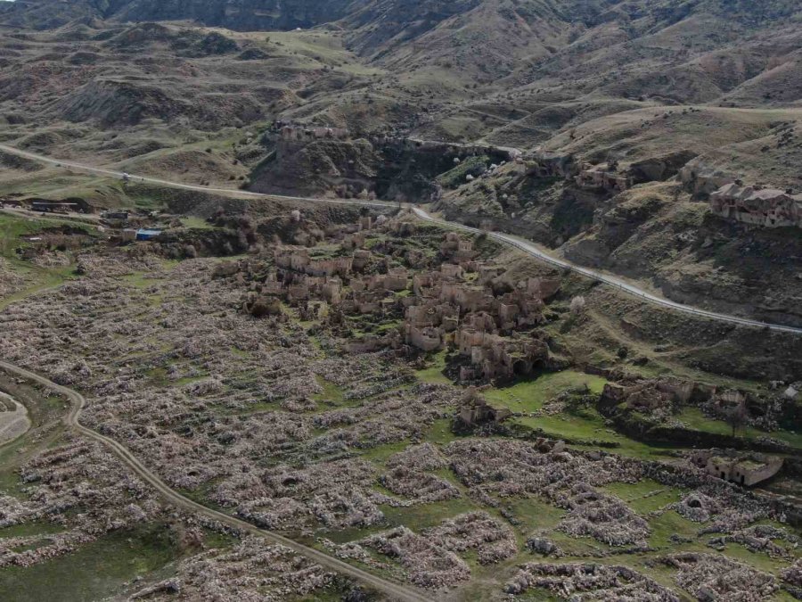 Baraj Kıyısındaki Köy, Sular Çekilince Ortaya Çıktı