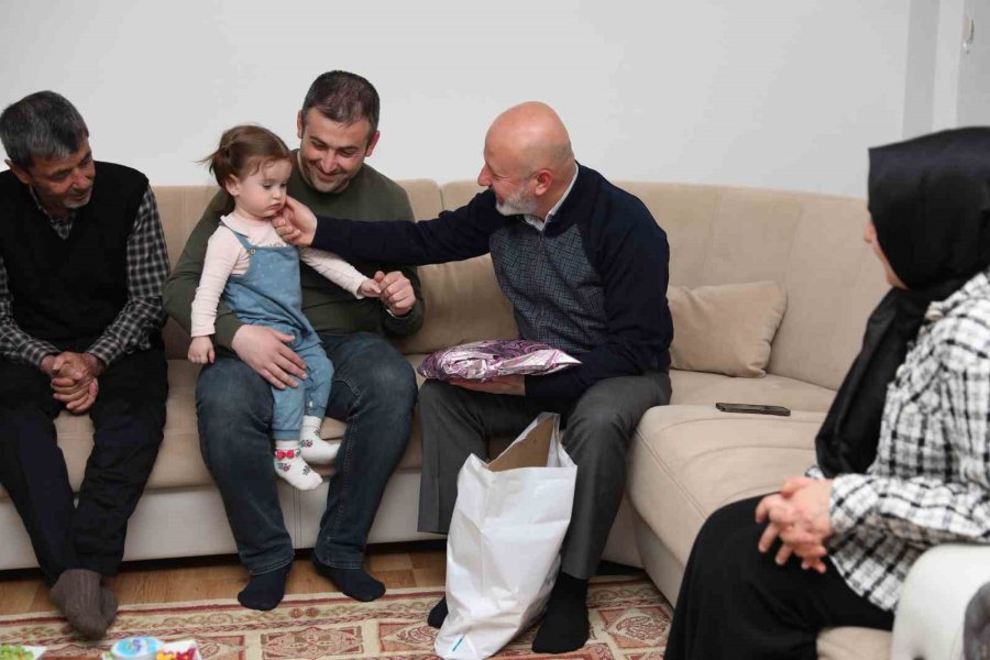 Çolakbayrakdar Çifti, İftarda Depremzede Ailenin Misafiri Oldu