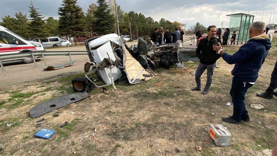 Kaza Yapan Otomobil Parçalandı: 1 Ölü, 1 Yaralı