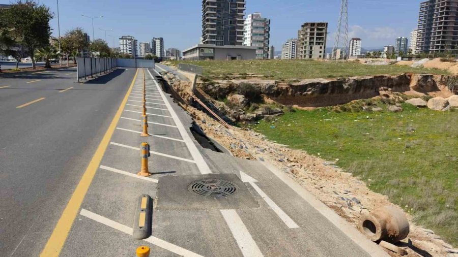 Mersin’de Bisiklet Yolu Çöktü