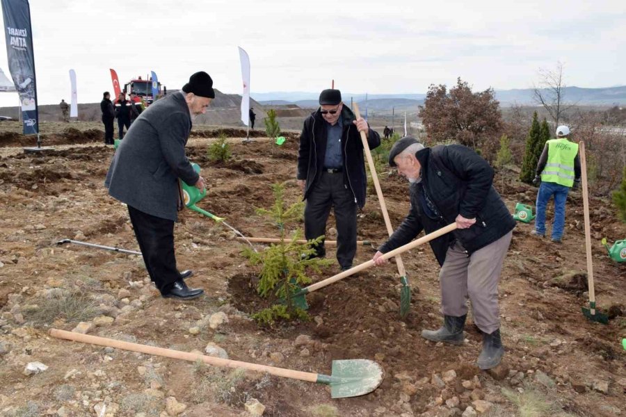 Üç Emekliden Örnek Davranış