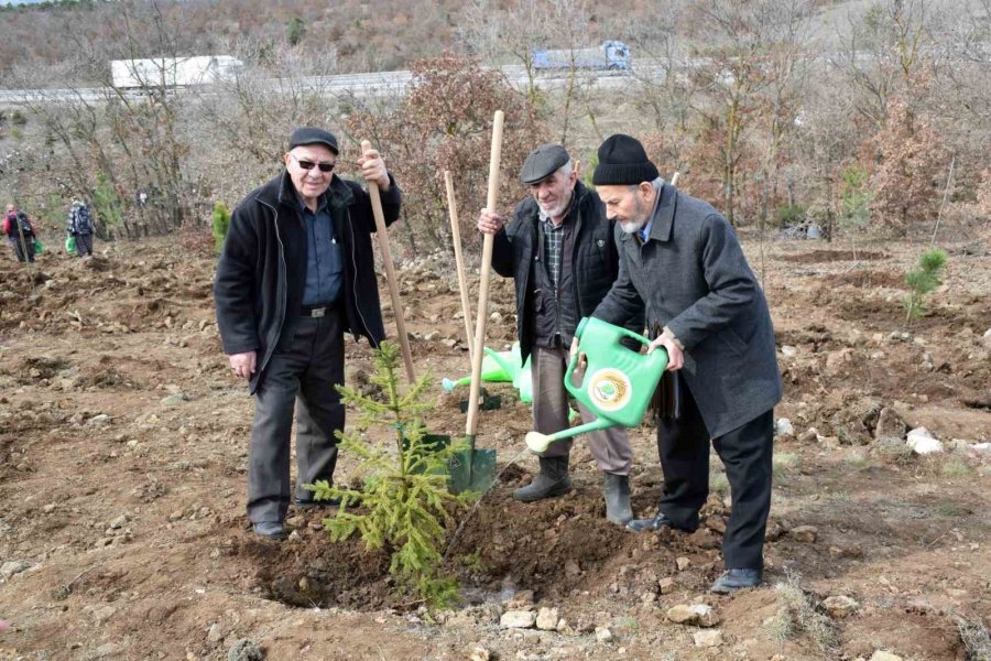 Üç Emekliden Örnek Davranış