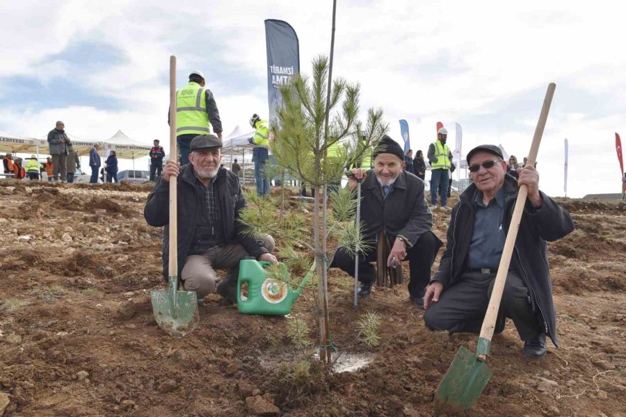 Üç Emekliden Örnek Davranış