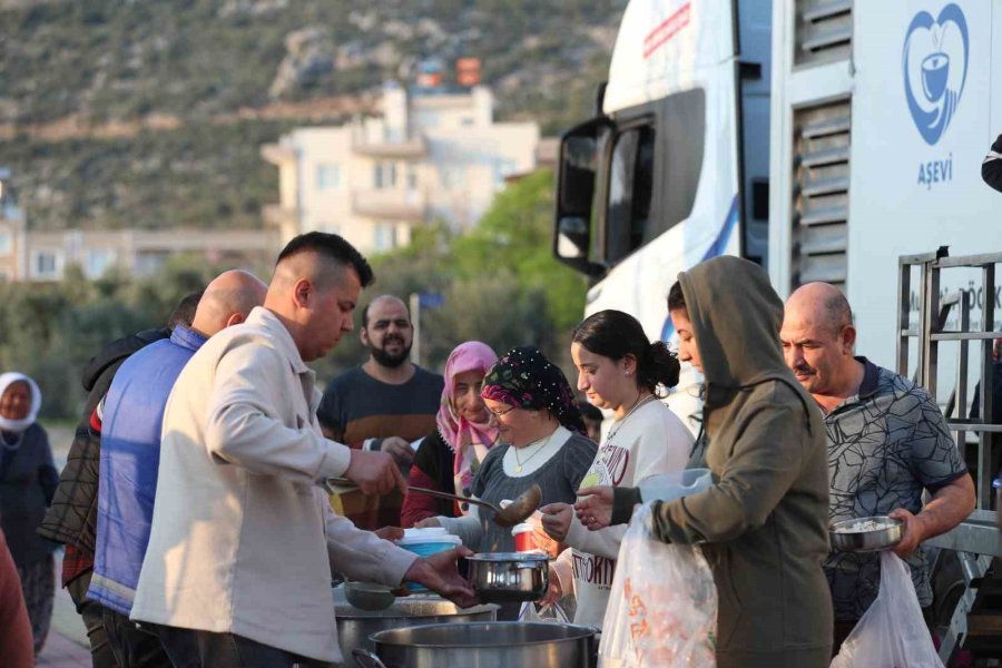 Büyükşehir’den Mahallelerde Sıcak Yemek Dağıtımı