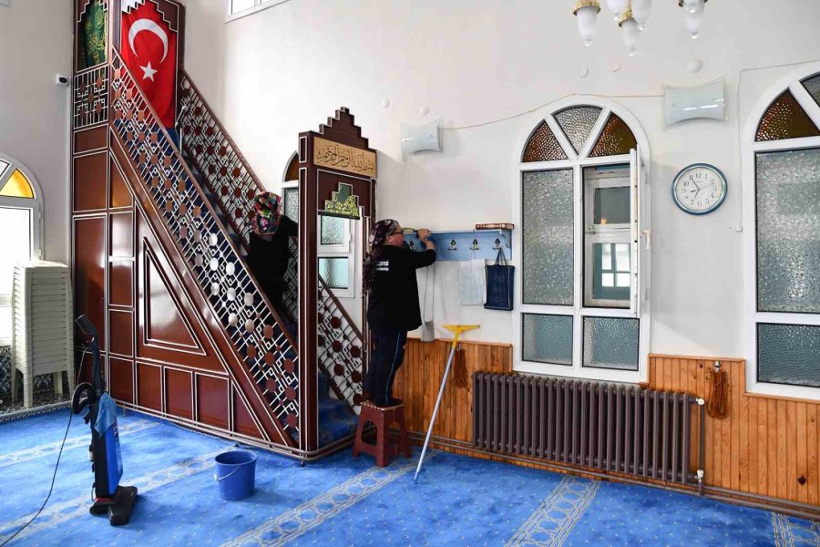 Tepebaşı’ndaki Camilerde Ramazan Temizliği