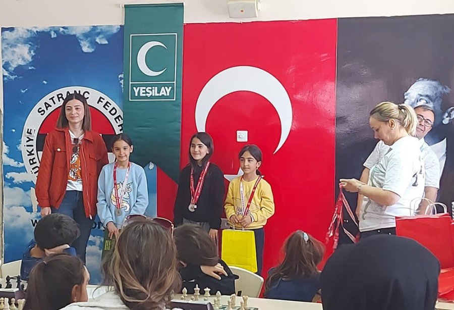 Karaman’da ‘yeşilay Haftası Satranç Turnuvası’ Düzenlendi