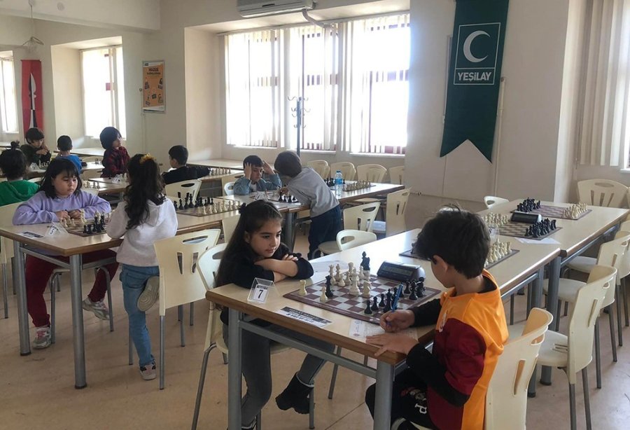Karaman’da ‘yeşilay Haftası Satranç Turnuvası’ Düzenlendi