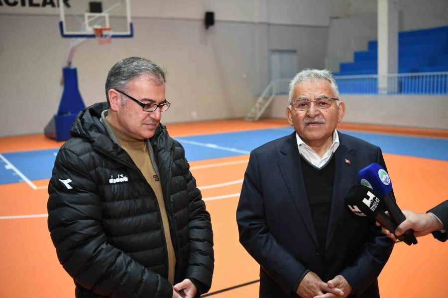 Başkan Büyükkılıç, Spor Salonunu İnceledi, Basket Oynadı