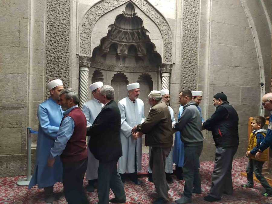 Hunat Camii’nde ‘enderun Usûlü Teravih’ Geleneği Devam Ediyor