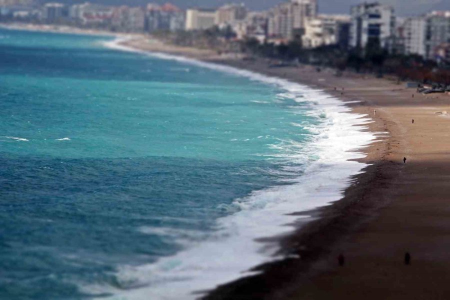 Şiddetli Rüzgarla Oluşan Dalgalar Falezleri Dövdü, Sahili Beyaza Bürüdü