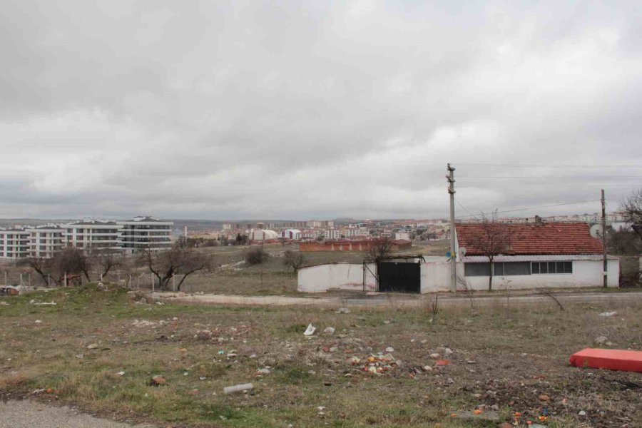 Bir Yanda Milyonluk Evler Diğer Yanda Viraneler