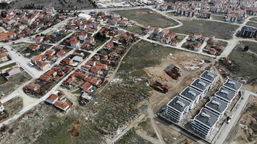 Bir Yanda Milyonluk Evler Diğer Yanda Viraneler