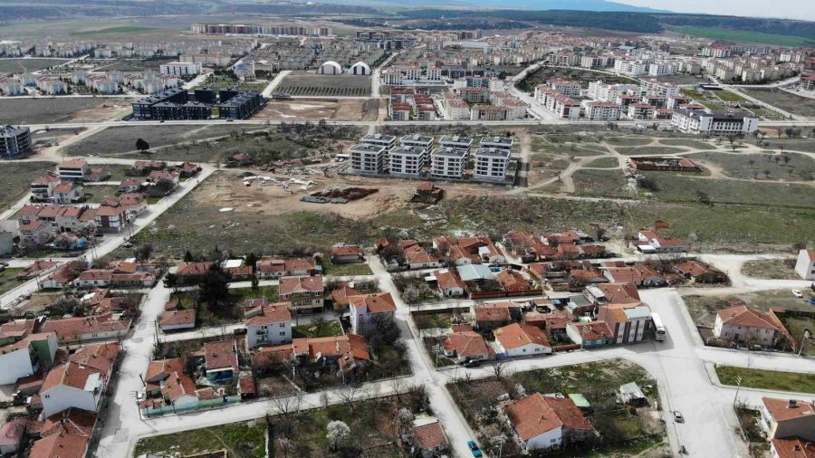 Bir Yanda Milyonluk Evler Diğer Yanda Viraneler