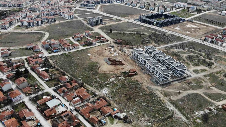 Bir Yanda Milyonluk Evler Diğer Yanda Viraneler