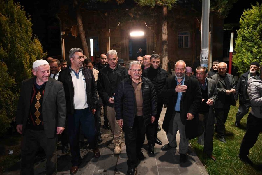 Büyükkılıç, Teravih Sonrası Gençlerle Ve Vatandaşlarla Buluştu