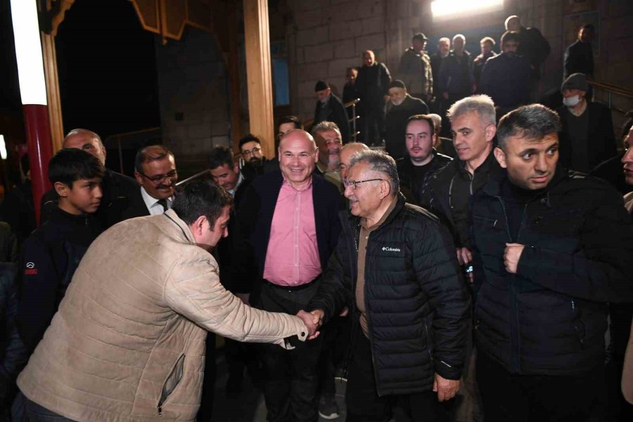 Büyükkılıç, Teravih Sonrası Gençlerle Ve Vatandaşlarla Buluştu