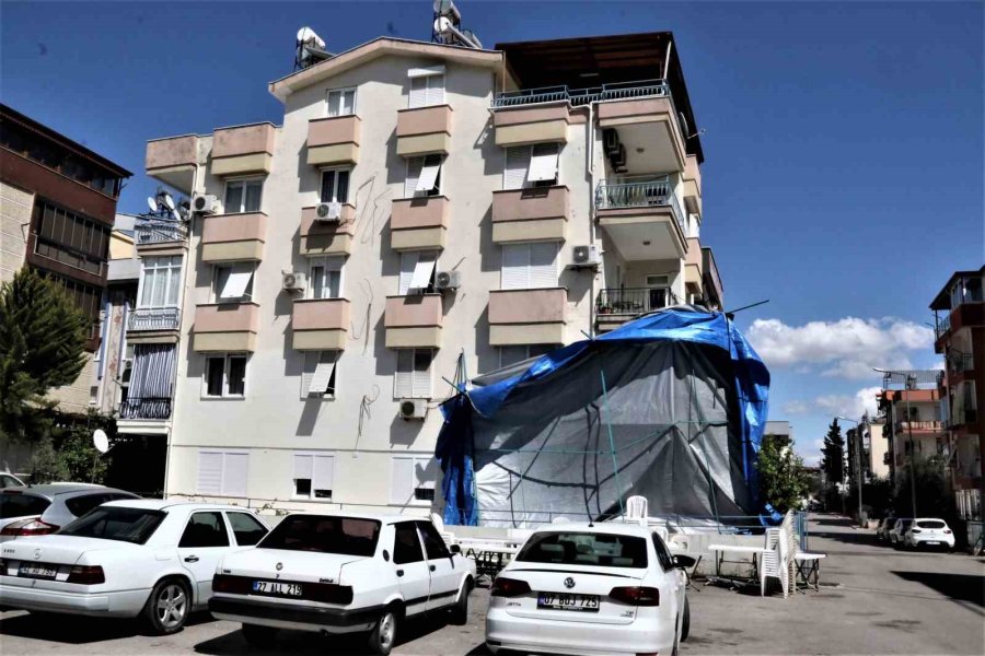 Rüzgârdan Dolayı Savrulan Taziye Çadırı, Apartmana Dayanarak Durdu