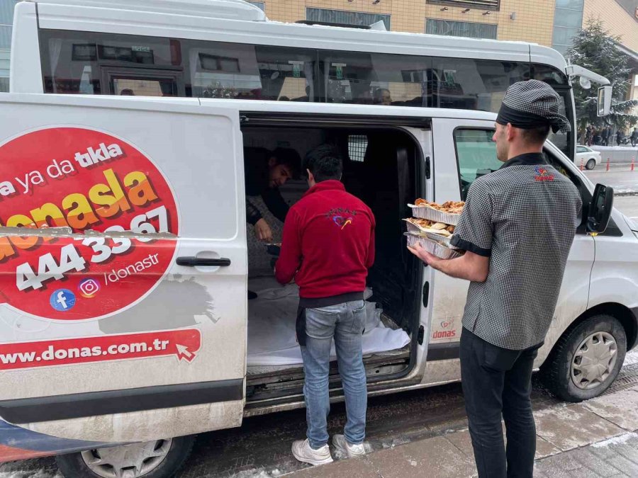 Kar Yağdı, Sokak Hayvanları Unutulmadı