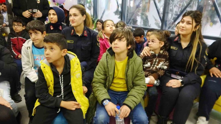 Mersin’de Depremzede Çocuklar Kütüphanede Moral Buldu