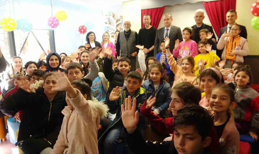 Mersin’de Depremzede Çocuklar Kütüphanede Moral Buldu