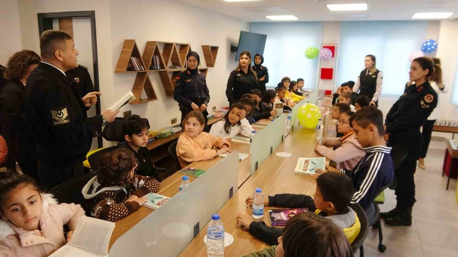 Mersin’de Depremzede Çocuklar Kütüphanede Moral Buldu