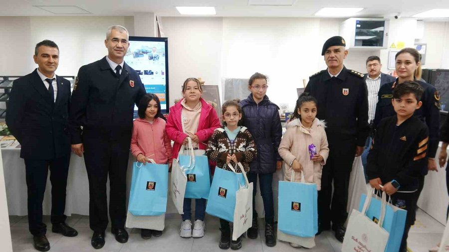 Mersin’de Depremzede Çocuklar Kütüphanede Moral Buldu