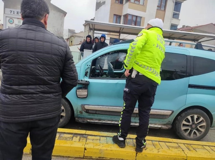 Tramvay Yolundan Giden Aracın Çarptığı 17 Yaşındaki Kader Hayatını Kaybetti