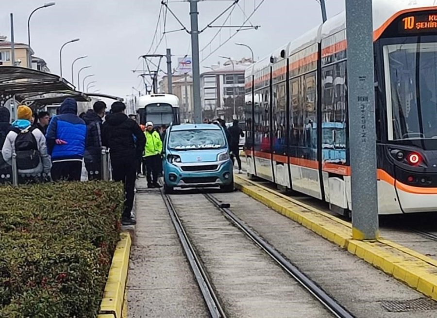Tramvay Yolundan Giden Aracın Çarptığı 17 Yaşındaki Kader Hayatını Kaybetti