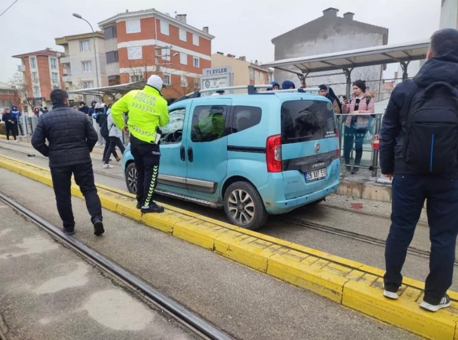 Tramvay Yolundan Giden Aracın Çarptığı 17 Yaşındaki Kader Hayatını Kaybetti
