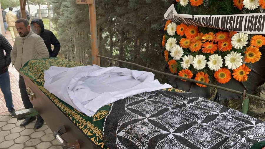 17 Yaşındaki Kader, Hemşire Önlüğü Örtülen Tabutunda Son Yolculuğuna Uğurlandı