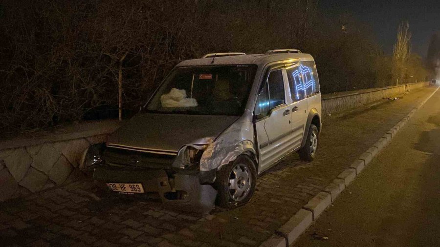 Direksiyon Hakimiyetini Kaybetti, Duvarı Yıktı