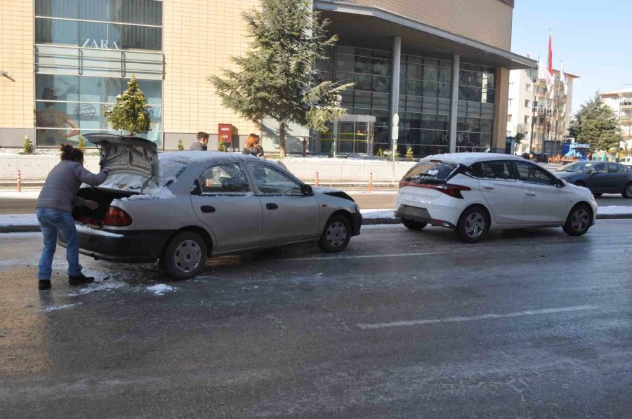 Buzlanan Yollar Kazaya Sebep Oldu