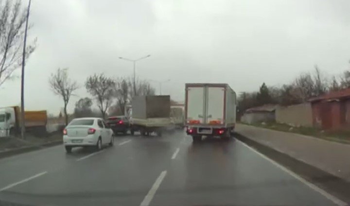 4 Aracın Karıştığı Trafik Kazası Kamerada