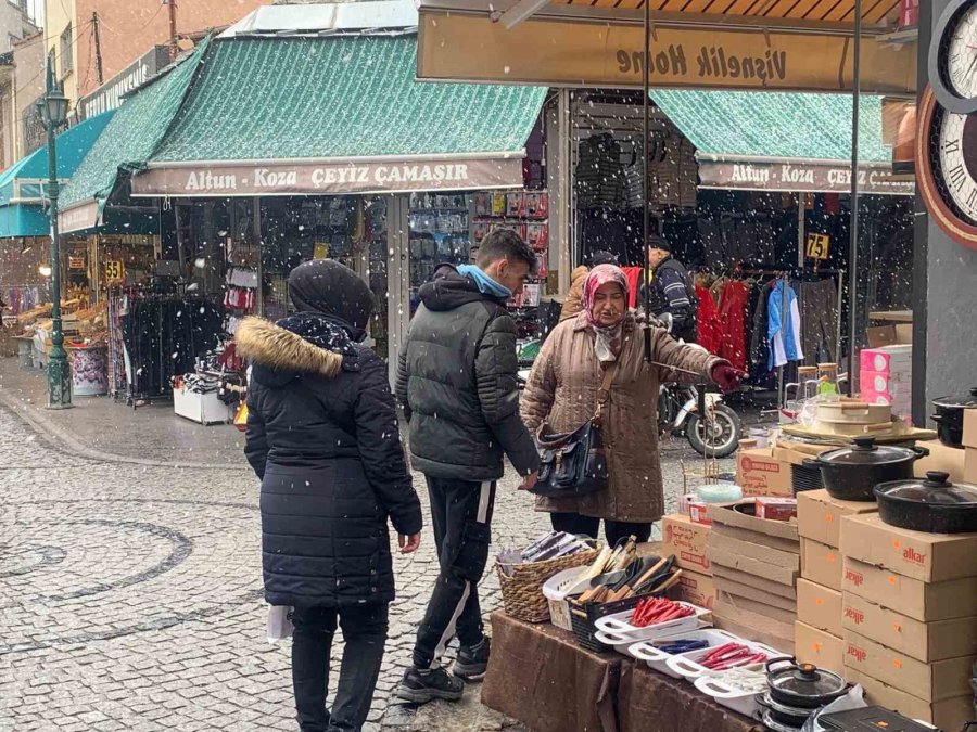 Karlı Ve Soğuk Havaya Rağmen Alışveriş Kalabalığı Dikkat Çekti
