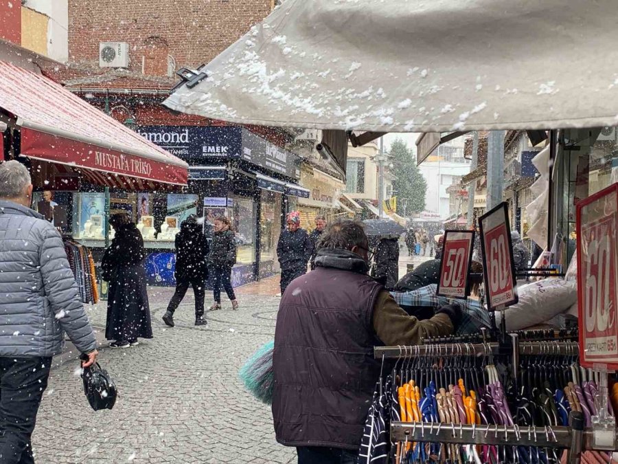 Karlı Ve Soğuk Havaya Rağmen Alışveriş Kalabalığı Dikkat Çekti