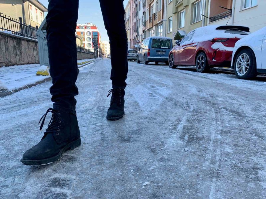 Eskişehir’de Cadde Ve Sokaklar Adeta Buz Pistine Döndü