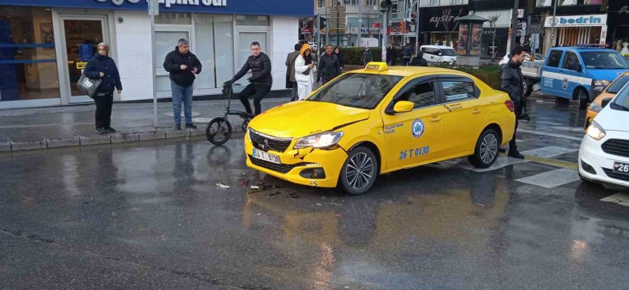 Eskişehir’de Taksi İle Otomobil Çarpıştı