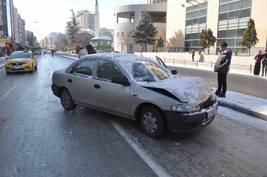 Buzlanan Yollar Kazaya Sebep Oldu