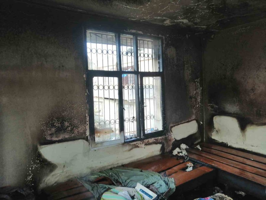 Yangında Yaşlı Kadını İtfaiye Ekibi Kurtardı