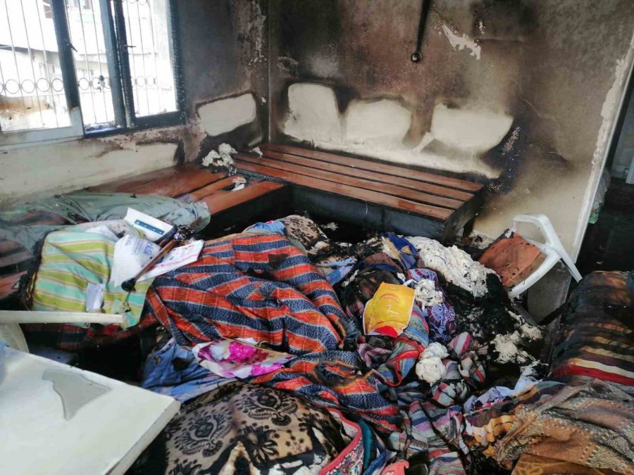 Yangında Yaşlı Kadını İtfaiye Ekibi Kurtardı