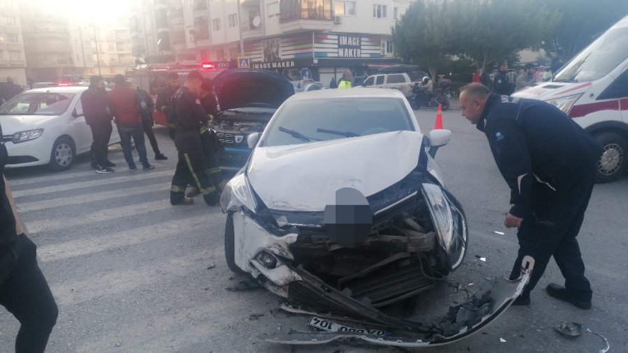 İki Otomobil Çarpıştı, Araçta Sıkışan Sürücü İtfaiye Ekiplerince Kurtarıldı