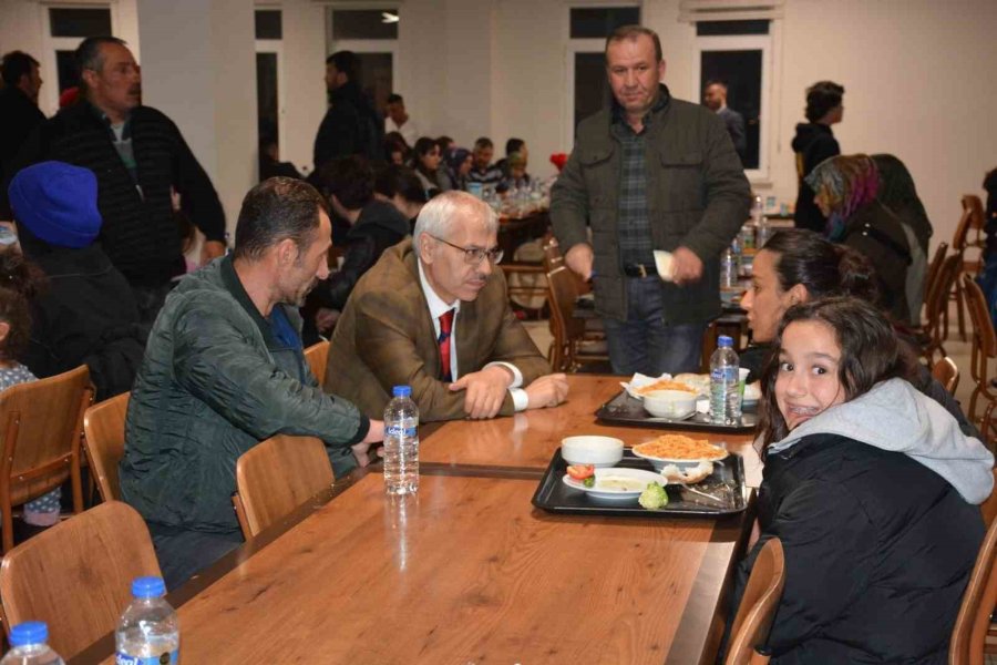 Niğde Protokolü, Yurtlarda Kalan Depremzedeler İle İftar Yaptı