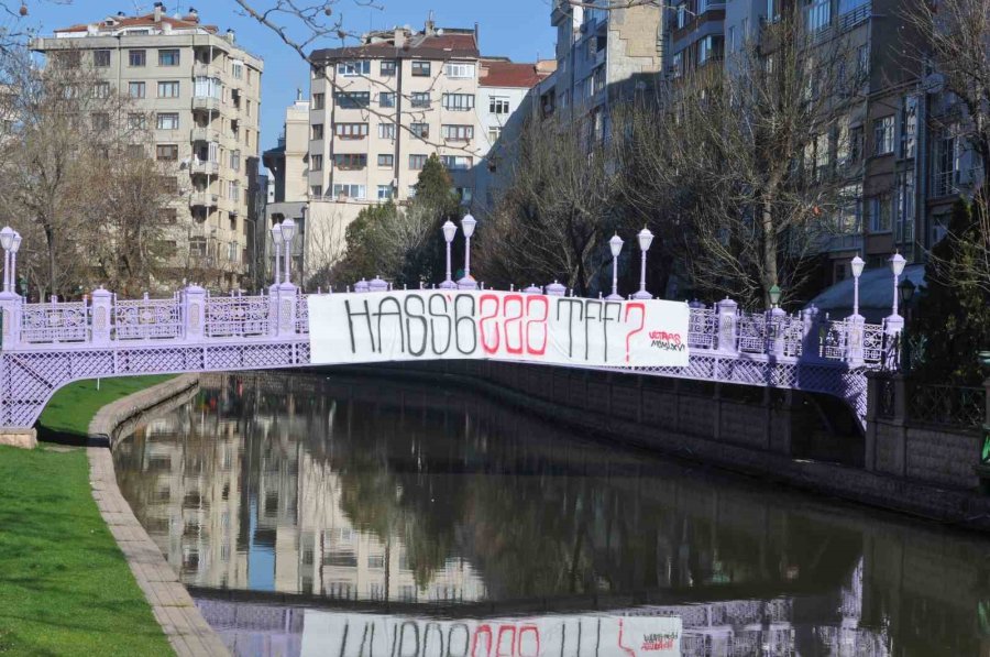 Tepkili Taraftarlar Köprüye Pankart Astı