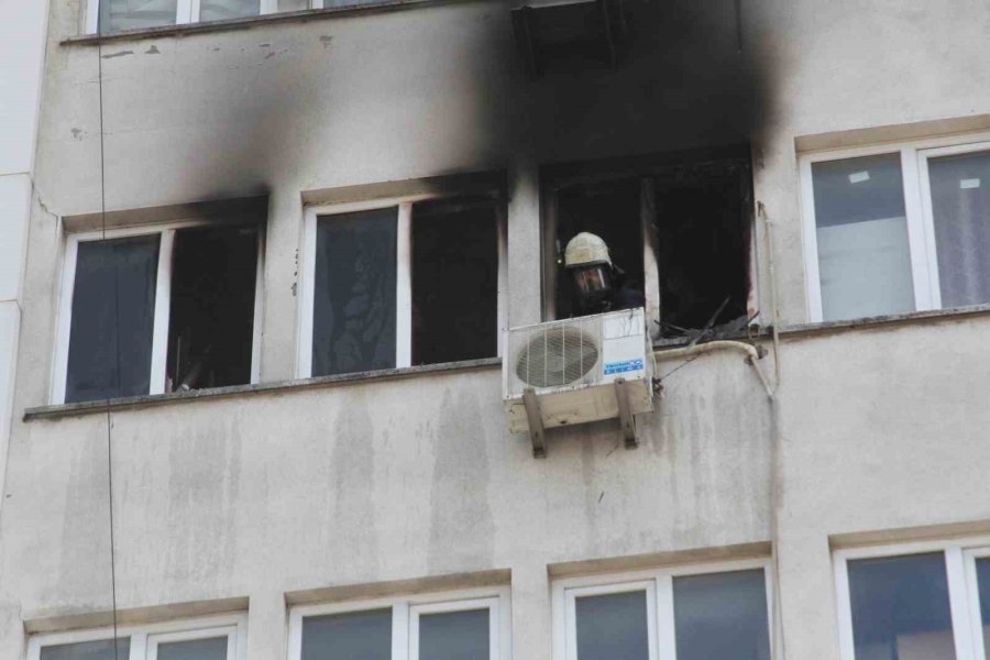 Antalya’da 7 Katlı Apartmanda Çıkan Yangın Korkuttu