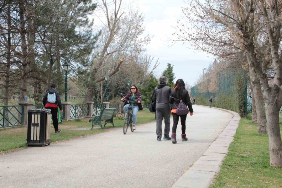 Güneşli Havayı Gören Vatandaşlar Soluğu Park Ve Bahçelerde Aldı