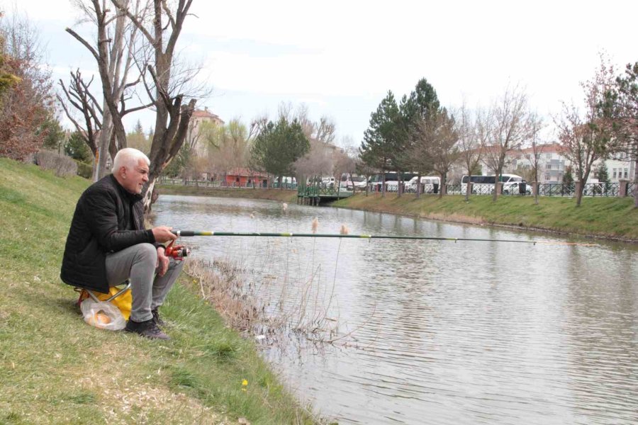 Güneşli Havayı Gören Vatandaşlar Soluğu Park Ve Bahçelerde Aldı